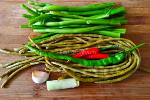 空心菜梗炒泡豇豆的做法图解1
