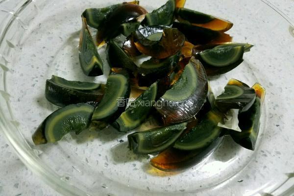 皮蛋豆腐的做法图解2