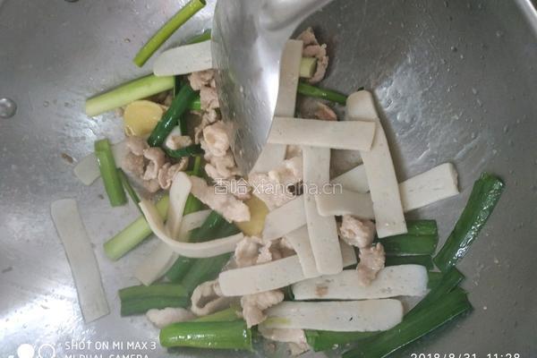 鱼腐肉片煸茭白的做法图解3