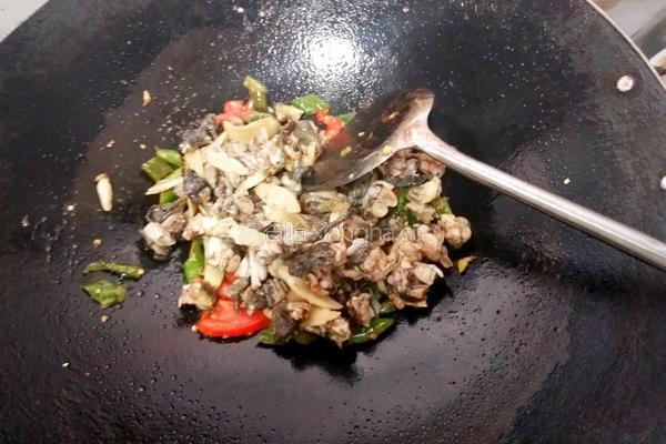 青葱辣炒田鸡的做法图解7