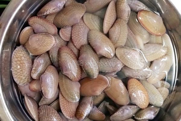蒜香四溢金针菇蒸花甲的做法图解3