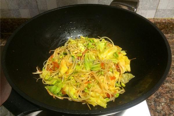 番茄豆芽炒卷心菜的做法图解8