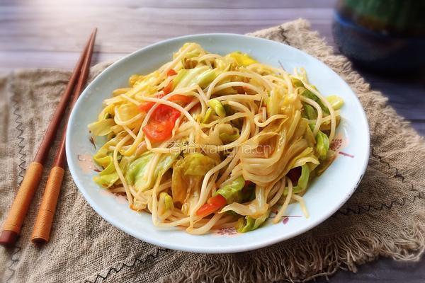 番茄豆芽炒卷心菜的做法图解10