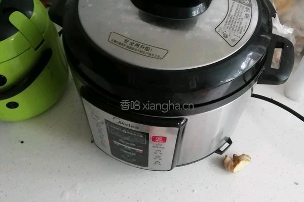 白萝卜牛腩的做法图解1