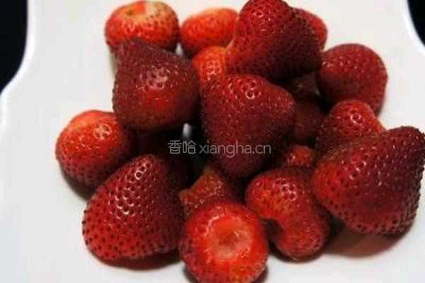 草莓奶冻的做法图解1