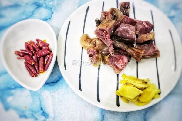 椒香腊鸭腿的做法图解1