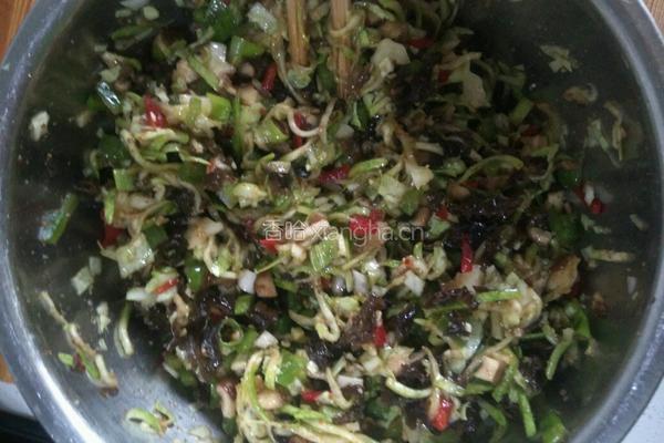 大头菜西葫芦青椒彩椒香菇木耳杂蔬包子的做法图解3