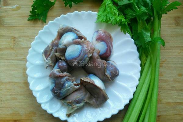 芹菜炒鸭胗的做法图解1