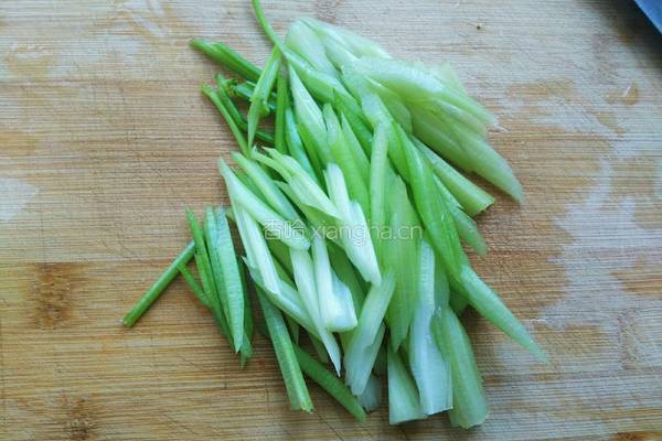 芹菜炒鸭胗的做法图解2
