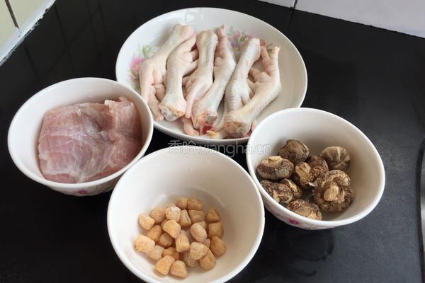 瑶柱花菇炖鸡脚的做法图解1