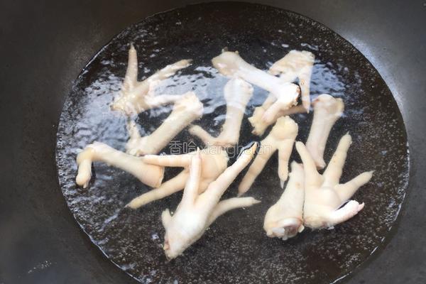 瑶柱花菇炖鸡脚的做法图解4