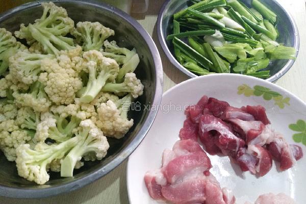 花菜炒肉的做法图解1