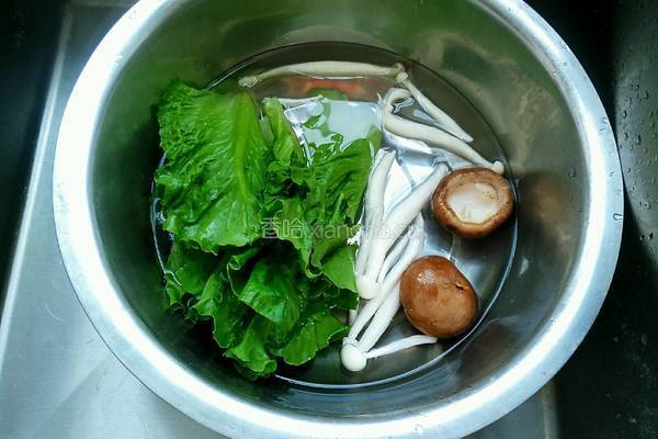 菌菇肉片汤的做法图解3