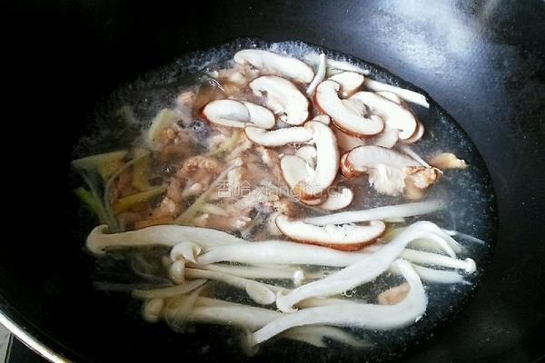 菌菇肉片汤的做法图解8