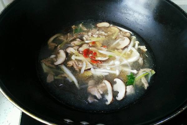 菌菇肉片汤的做法图解10