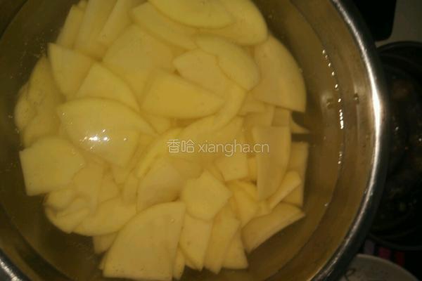 油菜炒土豆片的做法图解1