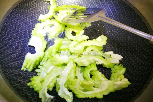 豆干煸苦瓜的做法图解3