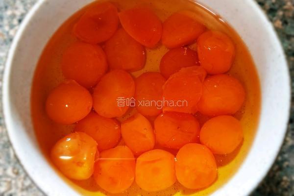 莲蓉蛋黄月饼的做法图解2