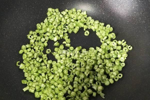 豆角煎鸡蛋的做法图解4