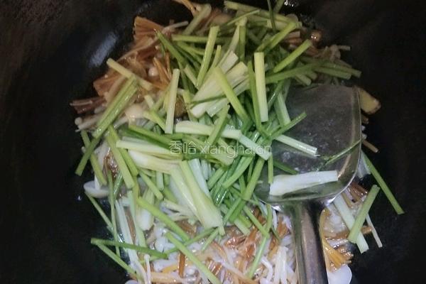芹菜炒金针菇的做法图解6