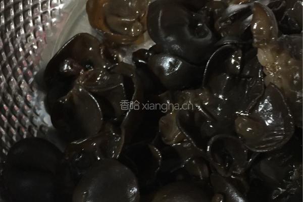 木耳炒鸡蛋的做法图解1
