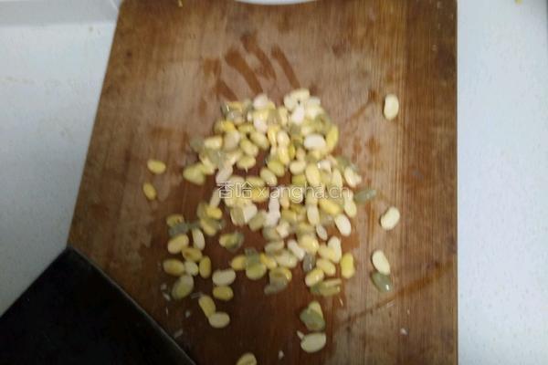 豆渣炒鸡蛋的做法图解1