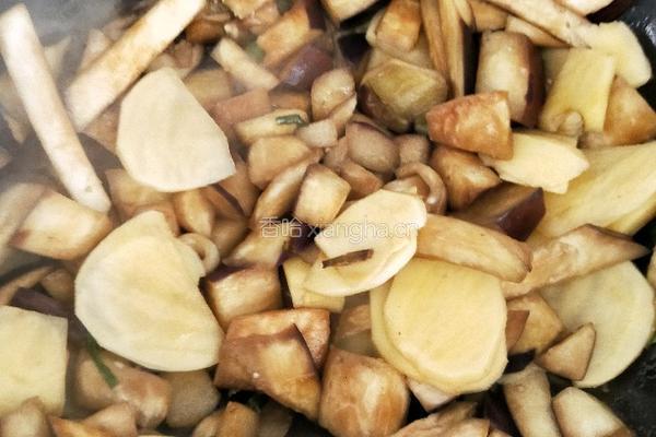 土豆炖茄子的做法图解6