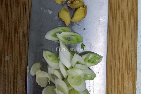芹菜炒豆干的做法图解2