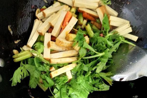 芹菜炒豆干的做法图解7