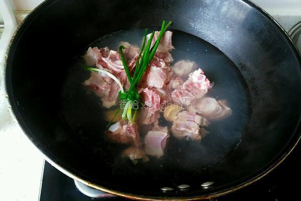 红枣莲子排骨汤的做法图解4
