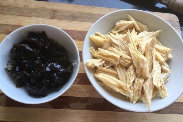 黄瓜木耳拌腐竹的做法图解2