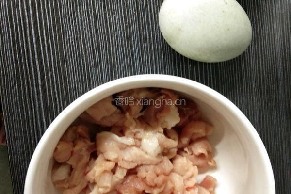 皮蛋瘦肉粥的做法图解1