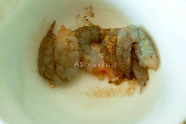 奶油蘑菇鲜虾披萨的做法图解3