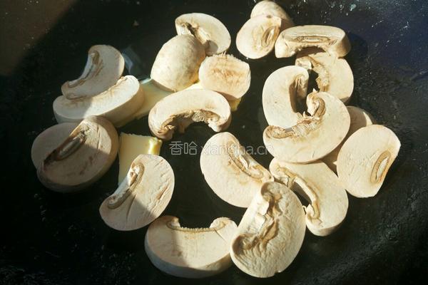 奶油蘑菇鲜虾披萨的做法图解5