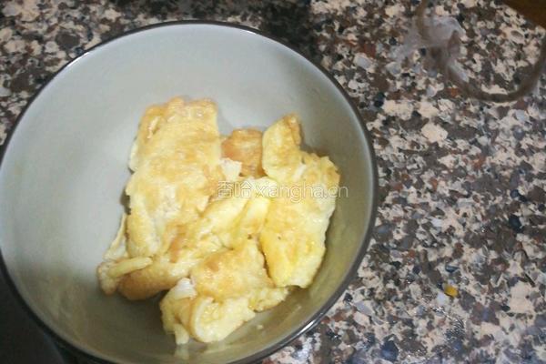 黄瓜虾仁木耳炒鸡蛋的做法图解5