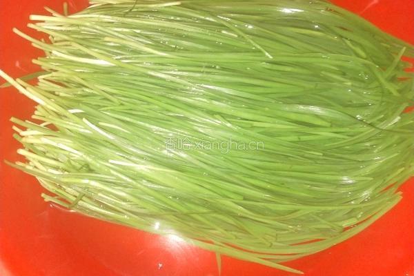 韭菜鸡蛋粉丝虾皮饺子的做法图解1