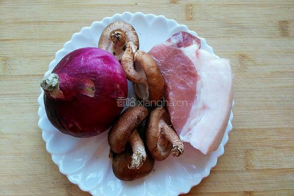 洋葱香菇炒肉的做法图解1