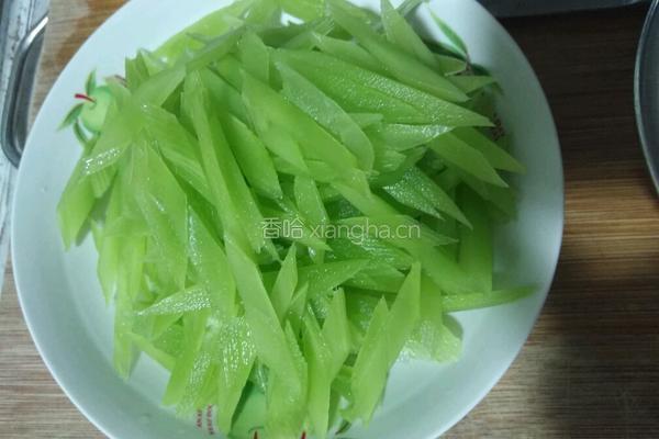 清爽莴笋干贝汤的做法图解1