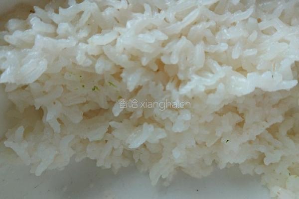 西兰花午餐肉大饭团的做法图解1