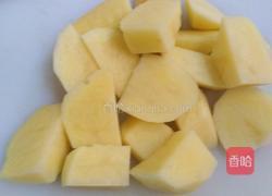 包菜焖土豆的做法图解1