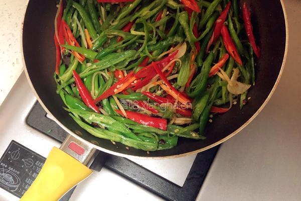 青椒煸鸡的做法图解4