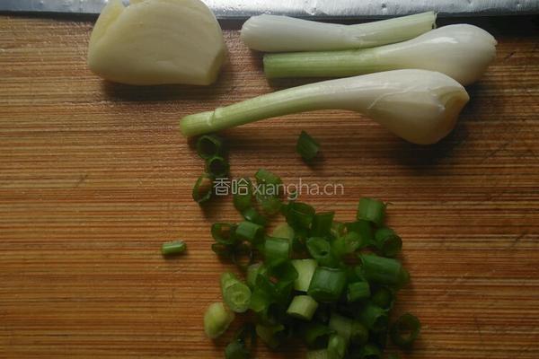 青红椒爆鱿鱼的做法图解2