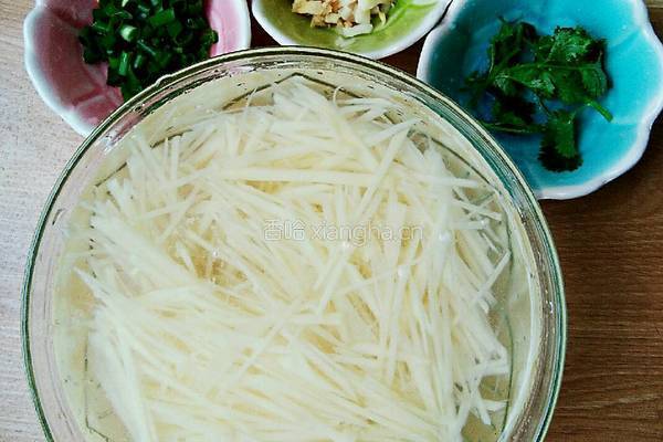 酸辣土豆丝的做法图解1