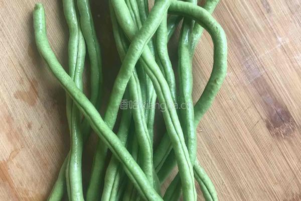 豆角炒肉的做法图解1