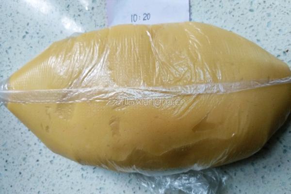 蛋黄豆沙月饼的做法图解3