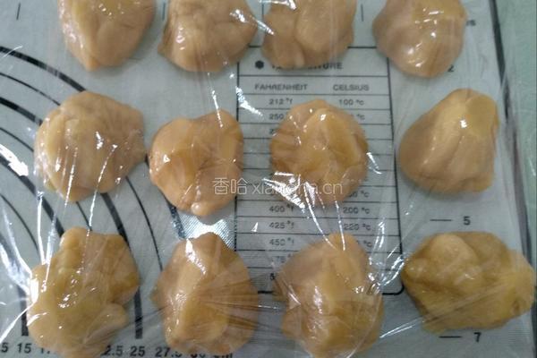 蛋黄豆沙月饼的做法图解6