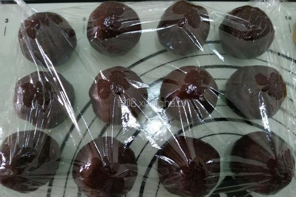 蛋黄豆沙月饼的做法图解8