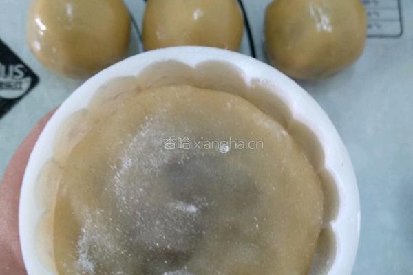 蛋黄豆沙月饼的做法图解12