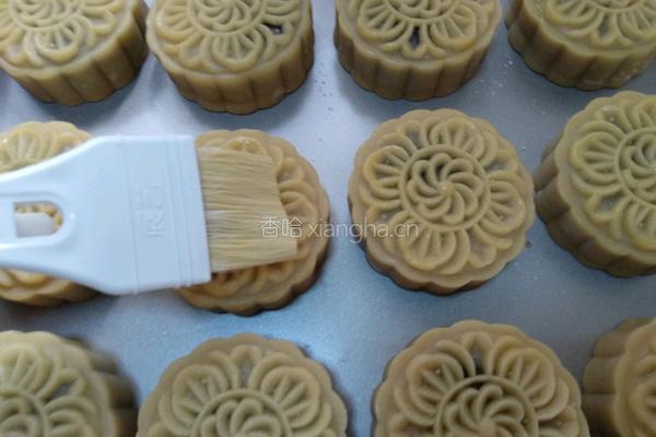 蛋黄豆沙月饼的做法图解16