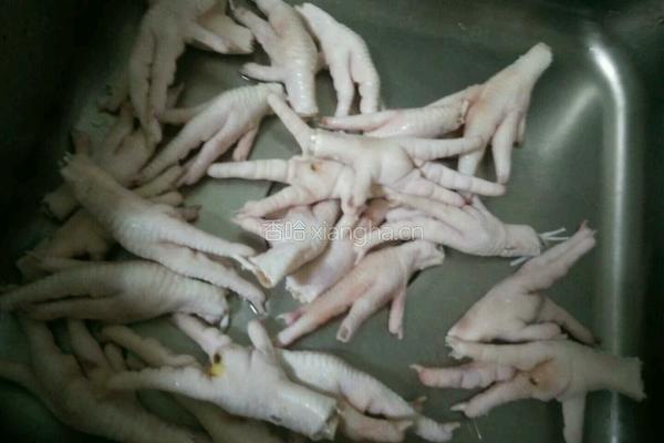 柠檬泡椒鸡爪的做法图解1
